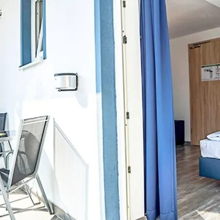 Sunny 3* Στράουμπινγκ